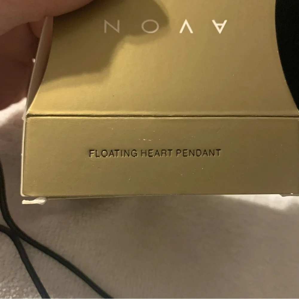 Avon “Floating Heart” Silver Heart Pendant Necklace NIB
